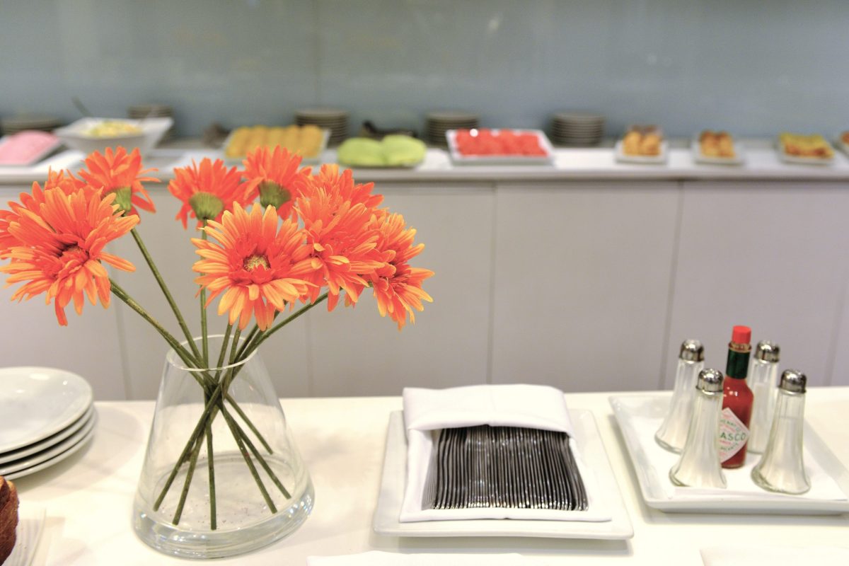 Detalle de mesa con flores en Concept Rochester, Buenos Aires