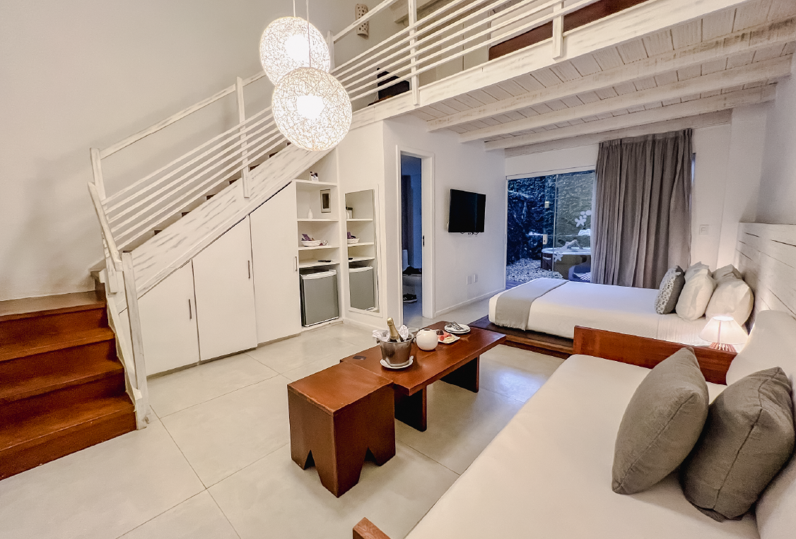 Quarto Loft do Serena Búzios by Rochester Hotels com mezanino