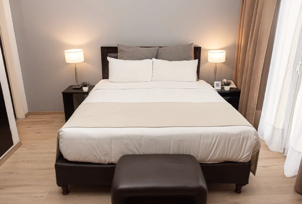 Classic Rochester Deluxe Room with platform bed and bench at the foot in Buenos Aires
