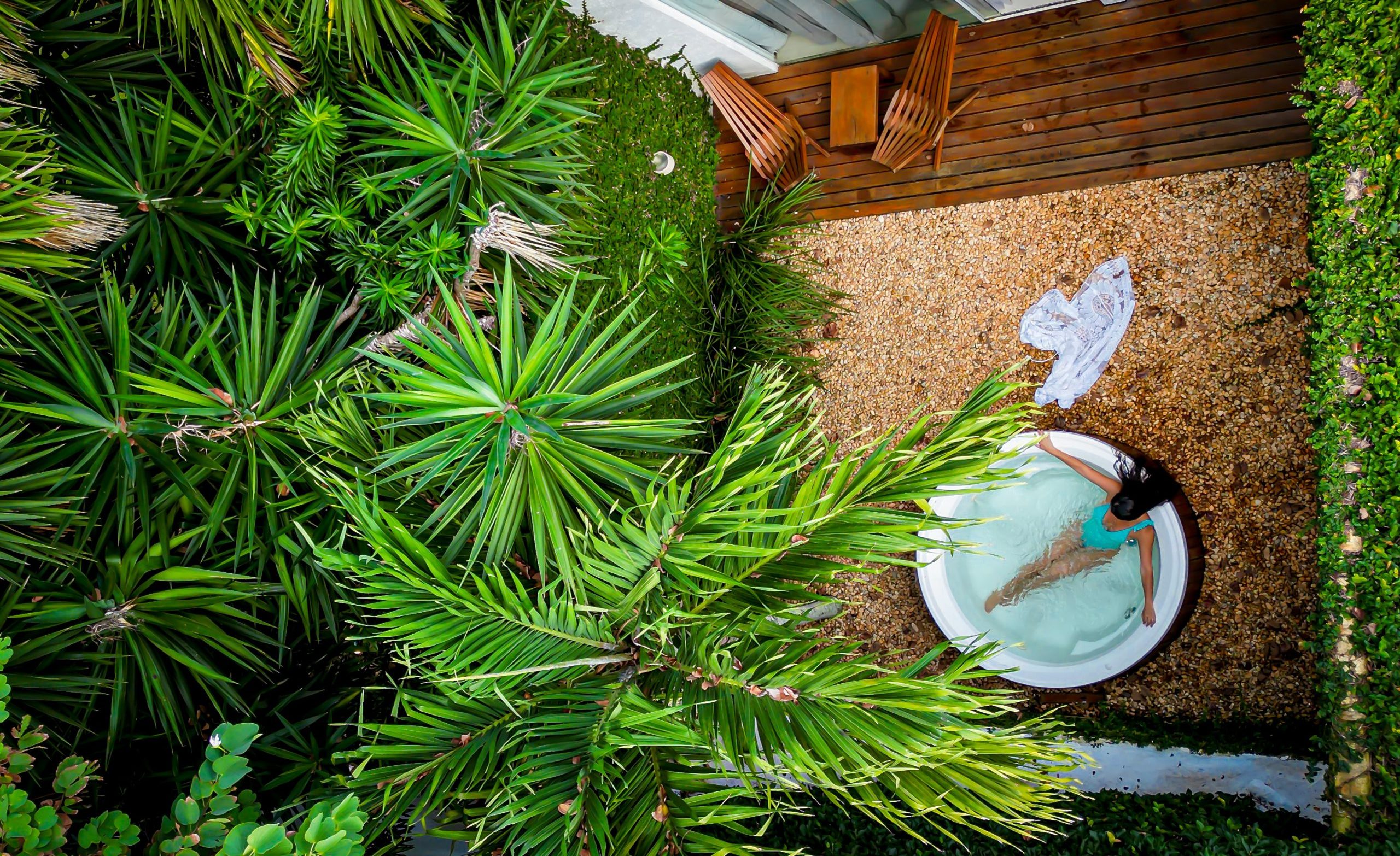 Vista aérea de piscina circular de Serena Búzios entre vegetação tropical