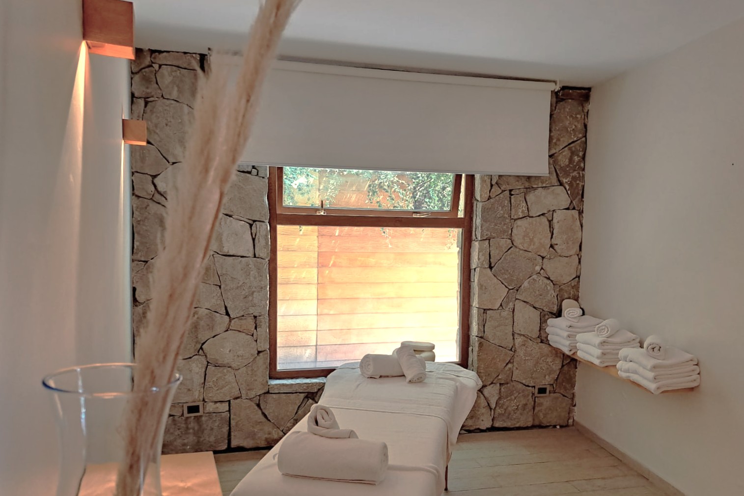 Sala de masajes de Rochester Bariloche con pared de piedra