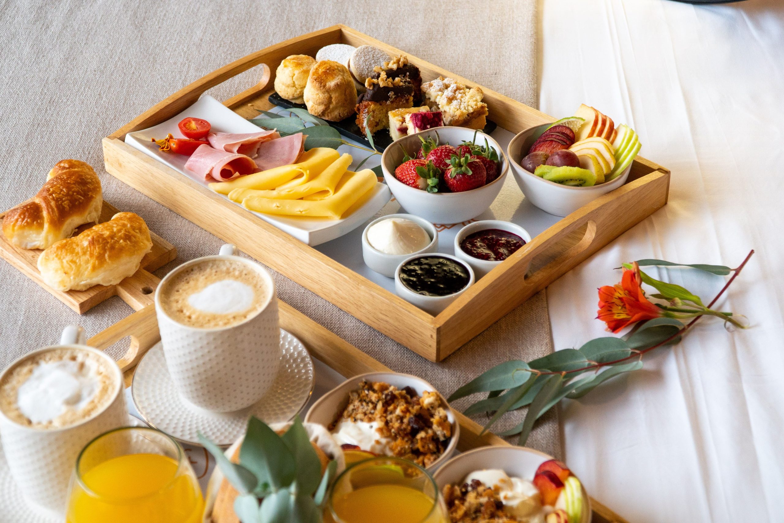 Desayuno de Rochester Bariloche con frutas y pastelería