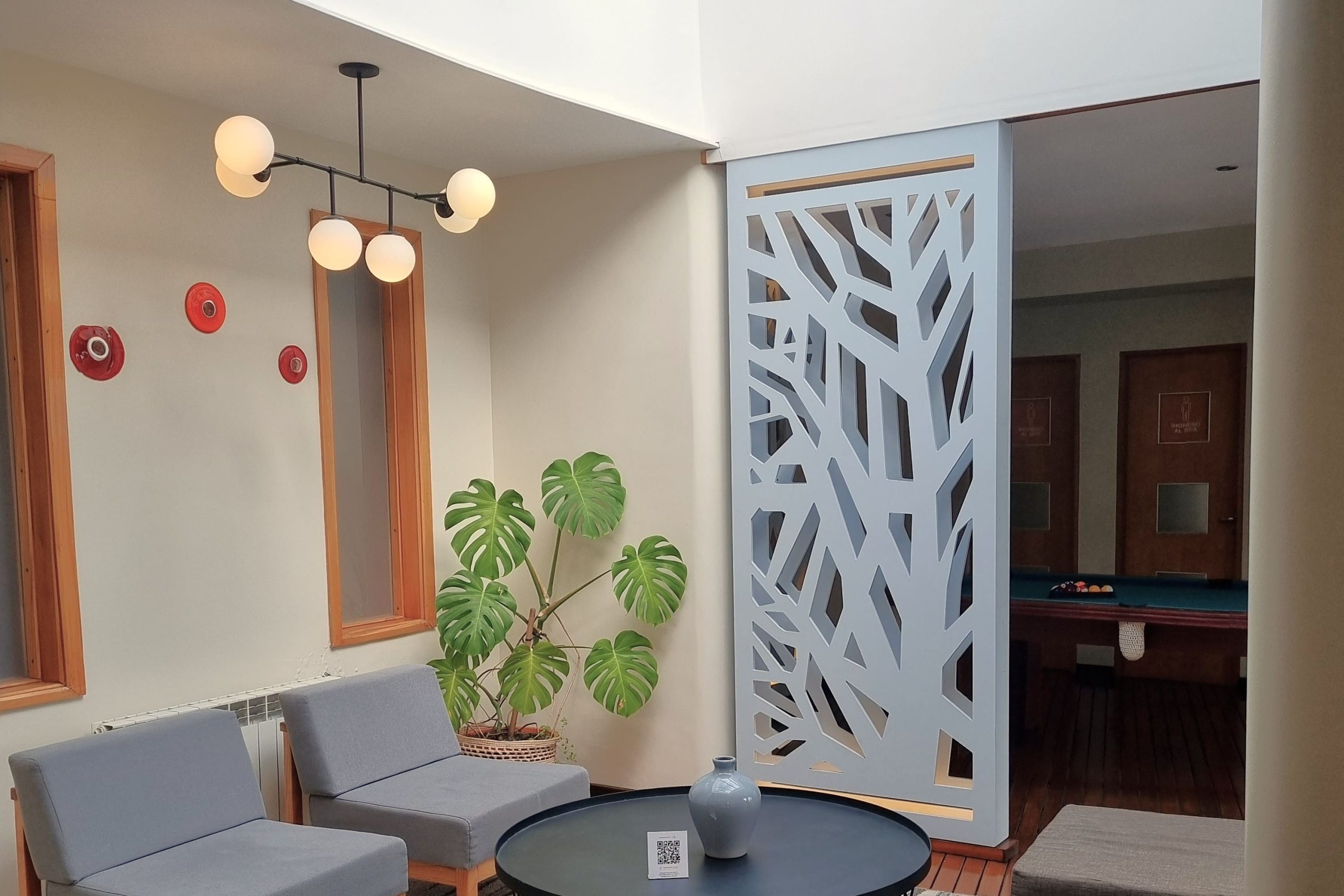 Lounge de Rochester Bariloche con diseño contemporáneo