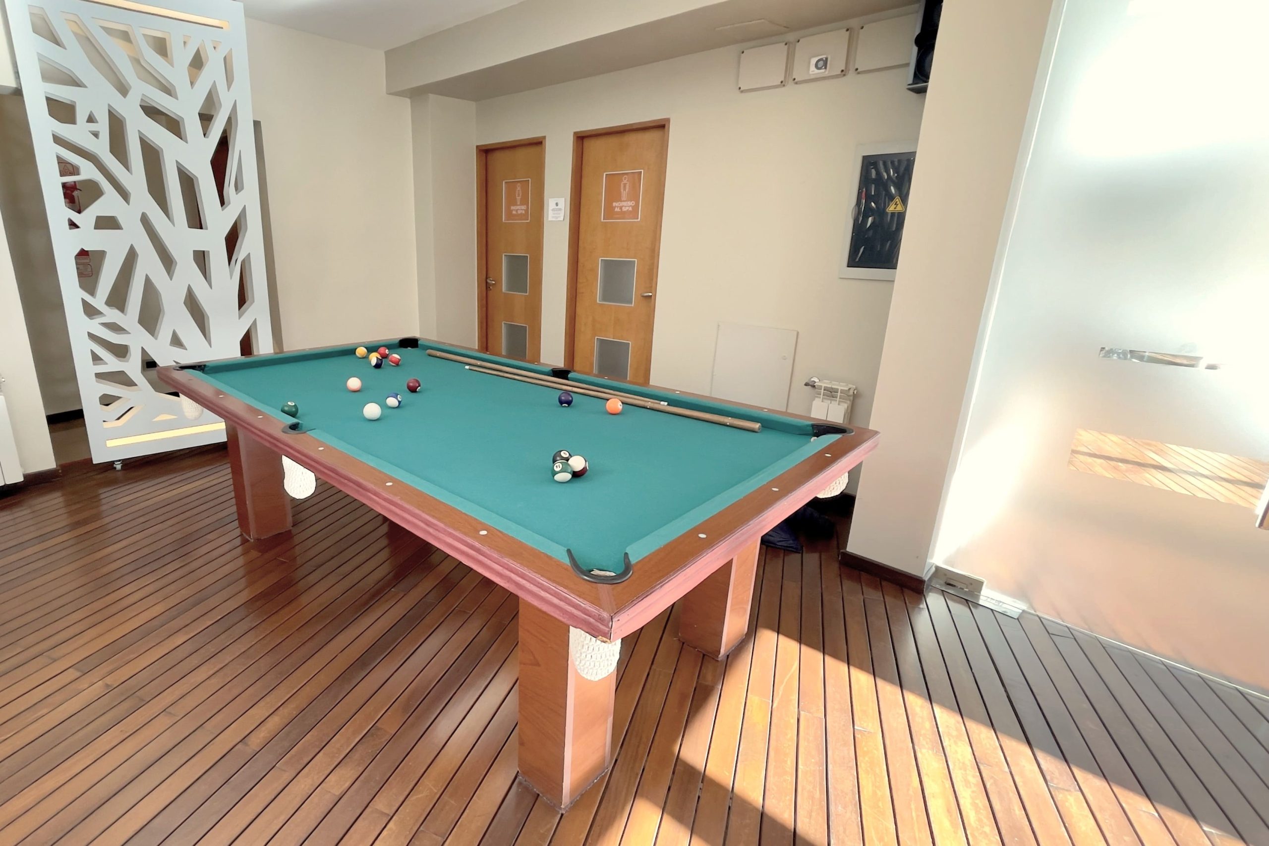 Sala de juegos de Rochester Bariloche con mesa de pool