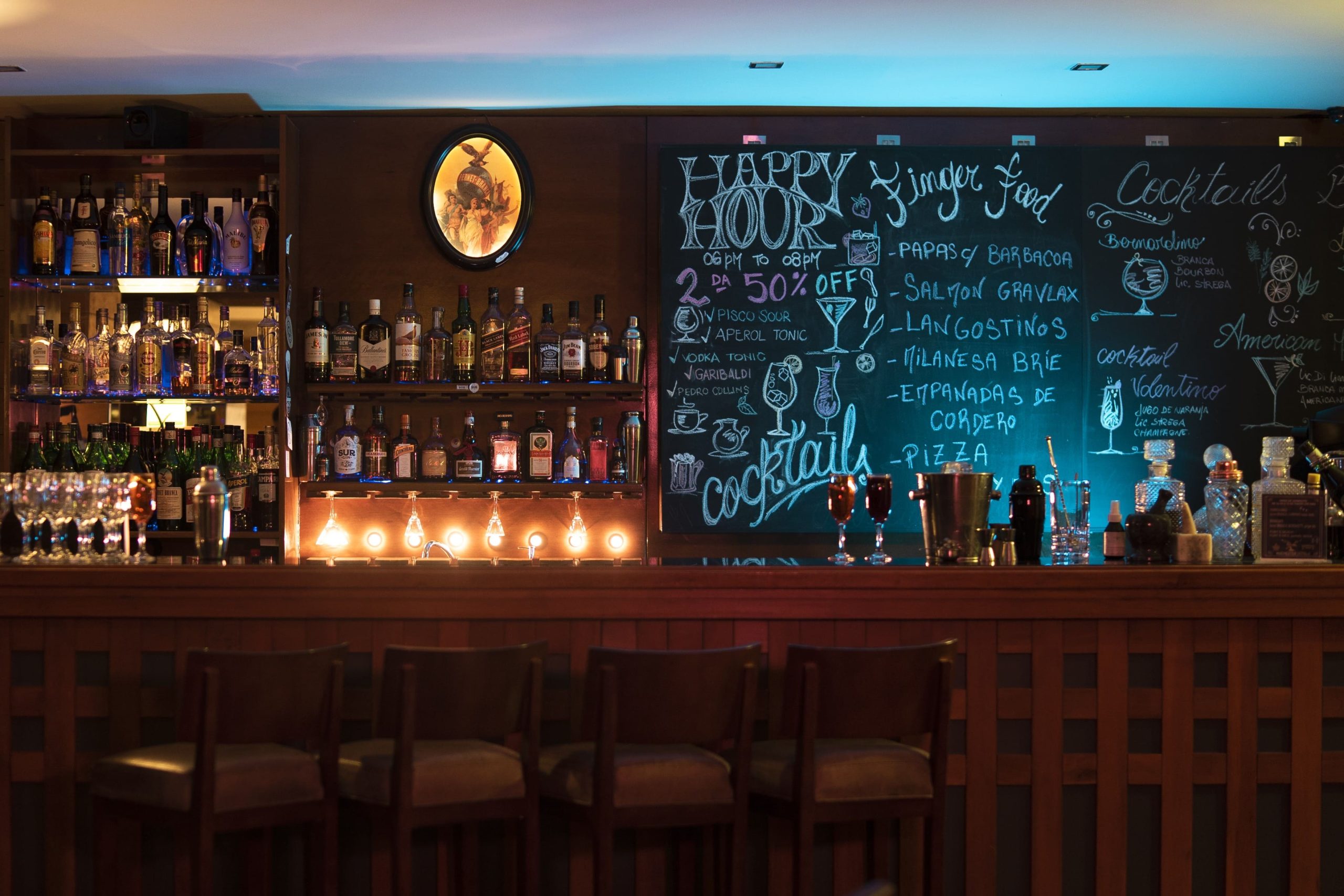 Bar de Rochester Calafate con pizarra de cócteles