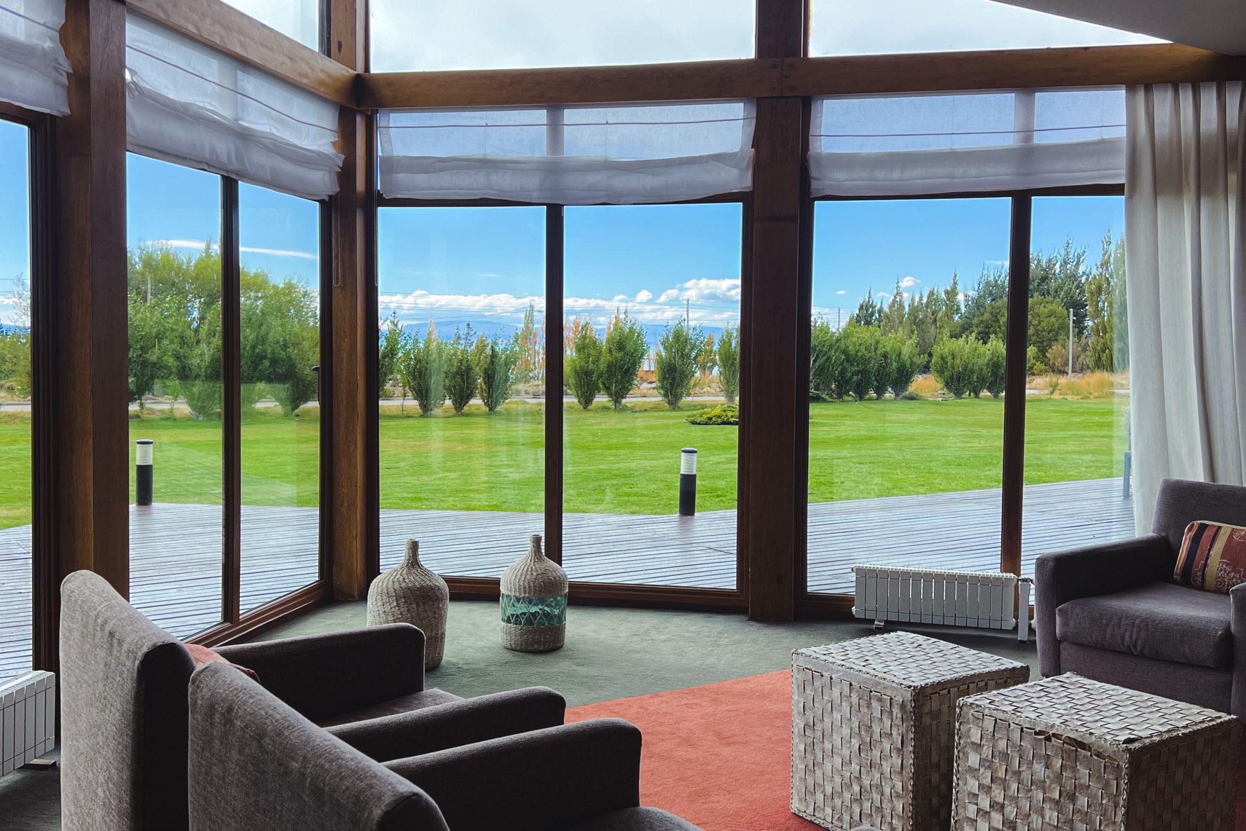 Sala de estar acristalada de Rochester Calafate con vista al jardín