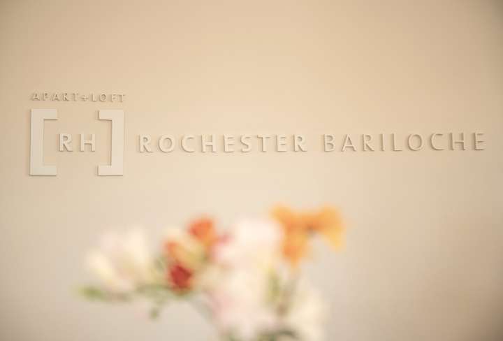 Detalle de bienvenida con logo de Rochester Bariloche